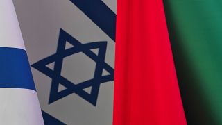 علم دولة الإمارات العربية المتحدة إلى جانب العلم الإسرائيلي