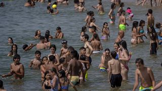  شاطئ في برشلونة، إسبانيا، مكتظ بسبب الحر، يوم الجمعة 17 يونيو 2022