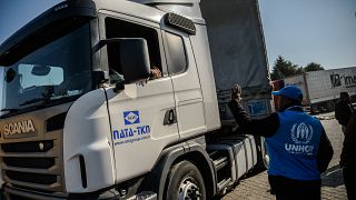 حافلة تابعة للمفوضية السامية للأمم المتحدة لشؤون اللاجئين تحمل مساعدات للسوريين