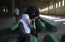 Μια Βόσνια μουσουλμάνα θρηνεί δίπλα στο φέρετρο μέλους της οικογένειάς της, το οποίο είναι μεταξύ 50 πρόσφατα ταυτοποιημένων θυμάτων της Γενοκτονίας