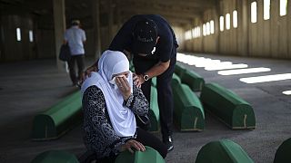 Μια Βόσνια μουσουλμάνα θρηνεί δίπλα στο φέρετρο μέλους της οικογένειάς της, το οποίο είναι μεταξύ 50 πρόσφατα ταυτοποιημένων θυμάτων της Γενοκτονίας