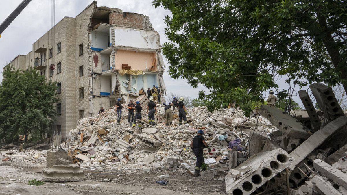 Спасатели ведут разбор завалов многоквартирного дома в Часовом Яру Донецкой области  после обстрела. 10 июля 2022 г. 