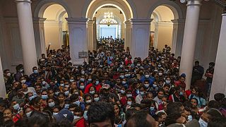 Люди толпятся в официальной резиденции президента Шри-Ланки после её захвата протестующими. Коломбо, 11 июля 2022 года.