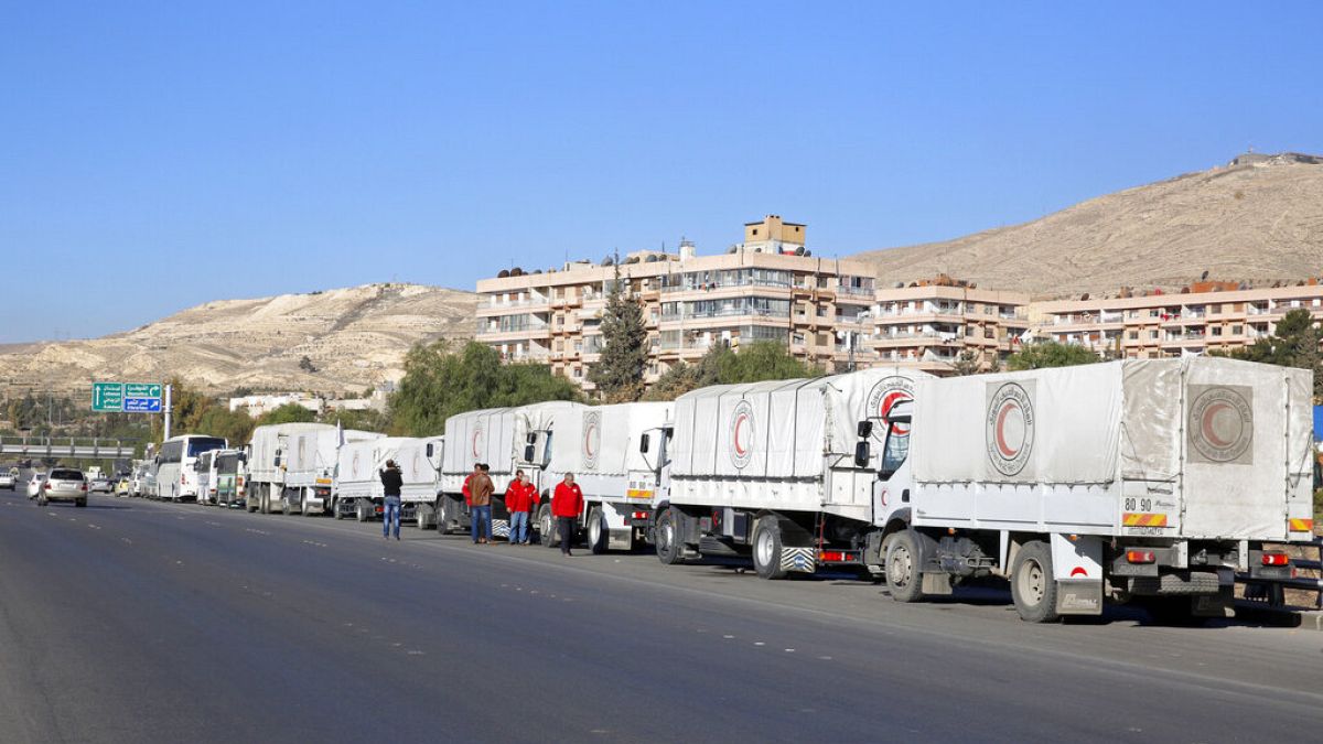 Конвой с гуманитарной помощью ООН в ожидании отправки в пригороды Дамаска.