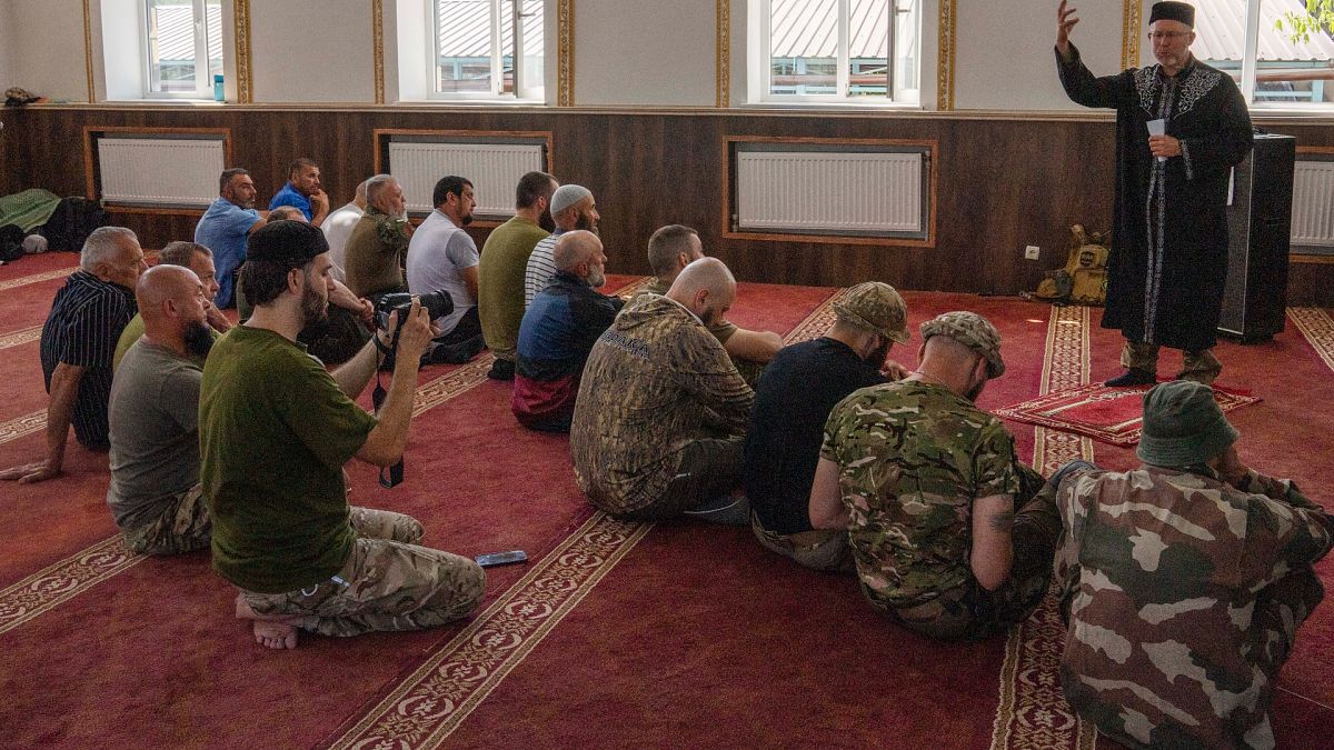 الشيخ سعيد إسماعيلوف، رجل سابق، تحول إلى مقاتل، خلال خطبة في أحد مساجد شرق أوكرانيا في عيد الأضحى 