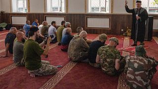 الشيخ سعيد إسماعيلوف، رجل سابق، تحول إلى مقاتل، خلال خطبة في أحد مساجد شرق أوكرانيا في عيد الأضحى 