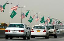Suudi Arabistan'ın başkenti Riyad'da bir caddede asılan Suudi ve ABD bayrakları (arşiv)