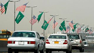 Suudi Arabistan'ın başkenti Riyad'da bir caddede asılan Suudi ve ABD bayrakları (arşiv) 