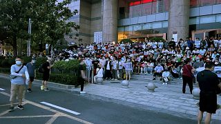 احتجاجاتٌ ضد أمام فرع بنك الشعب الصيني في مدينة تشنغنتشو وسط الصين، للتنديد بفساد مسؤولين محليين، 10 يوليو 2022.