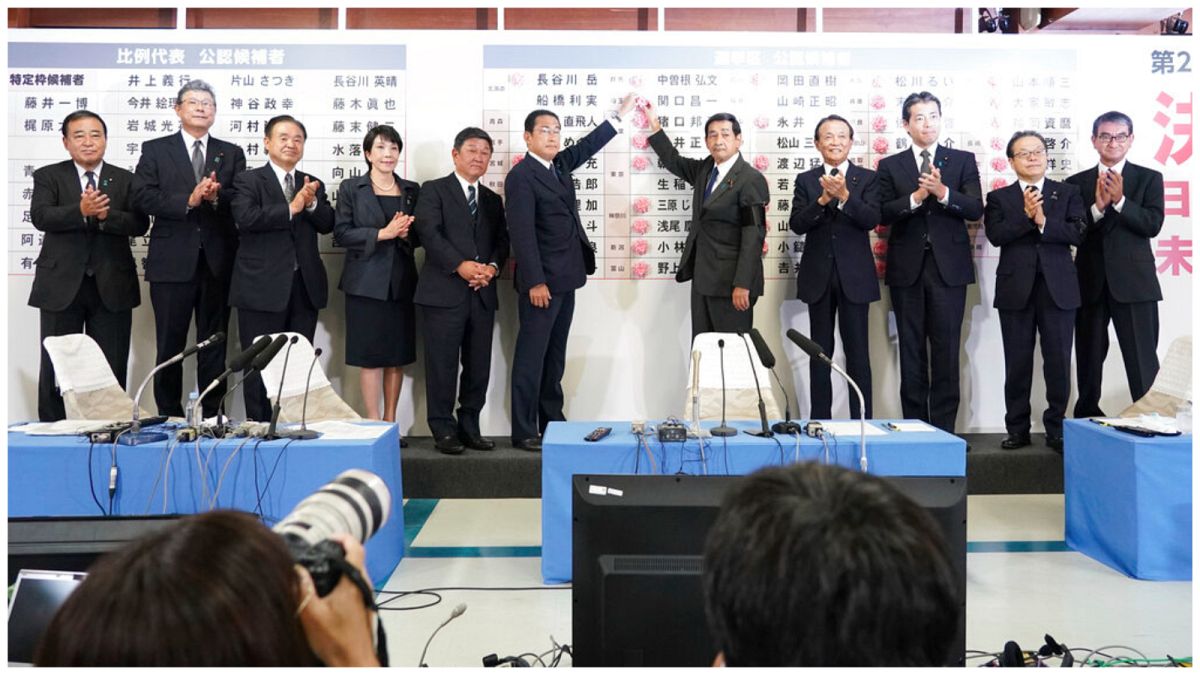   فوميو كيشيدا، في الوسط، رئيس وزراء اليابان ورئيس الحزب الليبرالي الديمقراطي بعد  فوزه في انتخابات مجلس الشيوخ، في مقر الحزب في طوكيو، اليابان.، 10 يوليو 2022 