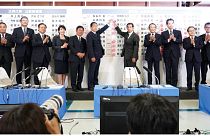   فوميو كيشيدا، في الوسط، رئيس وزراء اليابان ورئيس الحزب الليبرالي الديمقراطي بعد  فوزه في انتخابات مجلس الشيوخ، في مقر الحزب في طوكيو، اليابان.، 10 يوليو 2022 