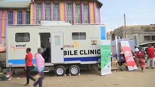 Kenya : une clinique mobile à énergie solaire vaccine contre la Covid-19