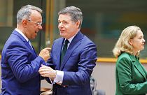 A görög pénzügyminiszter, Hrisztos Sztaikurasz (balról) tárgyal ír kollégájával, Pascal Donohoe-val, aki egyben az Eurogroup elnöke is