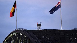 Sidney Liman Köprüsü'ne asılan Aborijin’in bayrağı