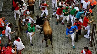 Un taureau charge des coureurs lors du festival de San Fermin à Pampelune, dans le nord de l'Espagne, lundi 11 juillet 2022.