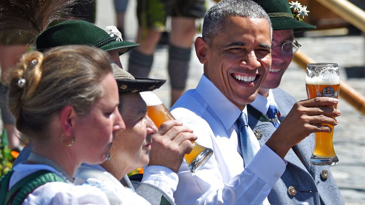 Barack Obama egykori amerikai elnök bár szerette volna, a müncheni Oktoberfestre nem jutott el hivatali ideje alatt, de a Kruen falujában rendezett, G7-es sörözésre azért igen
