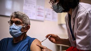 یک مرد در انستیتو پاستور فرانسه واکسن کووید دریافت می‌کند