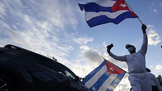 Los cubanos también protestaron en el estado de Florida para apoyar a sus conciudadanos que se movilizaban en la isla. 