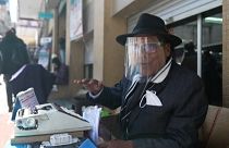 Rogelio Condori lleva 37 años en la misma calle de la capital boliviana escribiendo documentos a los viandantes