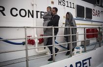 Avrupa Sınır Koruma Ajansı Frontex'e ait gemiyle kurtarılan bir aile