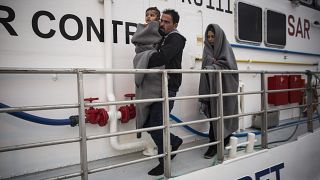Avrupa Sınır Koruma Ajansı Frontex'e ait gemiyle kurtarılan bir aile