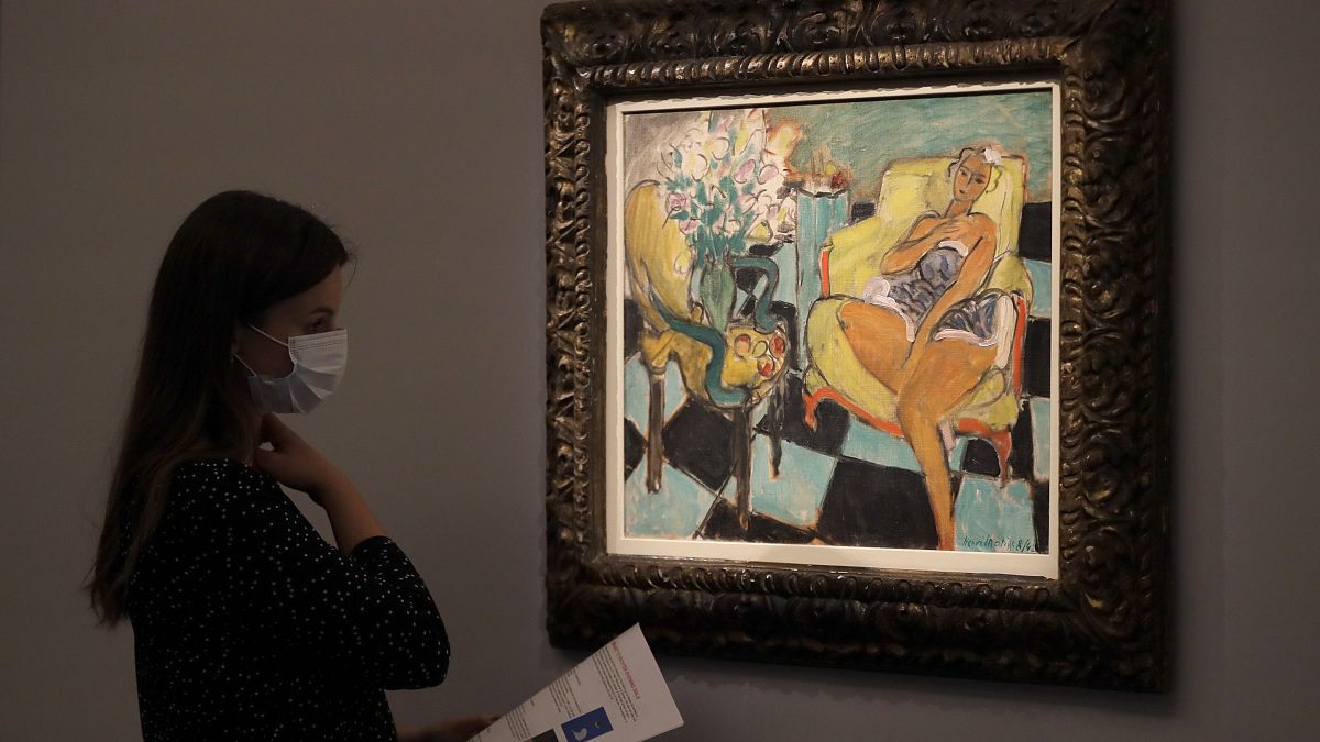 Une employée de Sotheby's regardant un tableau d'Henri Matisse dans la salle des ventes de Sotheby's à Londres, jeudi 23 juillet 2020. 