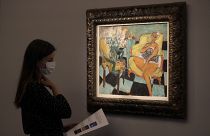 Une employée de Sotheby's regardant un tableau d'Henri Matisse dans la salle des ventes de Sotheby's à Londres, jeudi 23 juillet 2020.