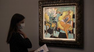 Une employée de Sotheby's regardant un tableau d'Henri Matisse dans la salle des ventes de Sotheby's à Londres, jeudi 23 juillet 2020.