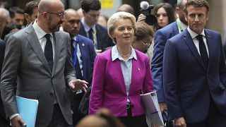 رئيسة المفوضية الاوروبية فون دير لاين تتوسط الرئيس الفرنسي إيمانويل ماكرون وشارل ميشال رئيس المجلس الأوروبي