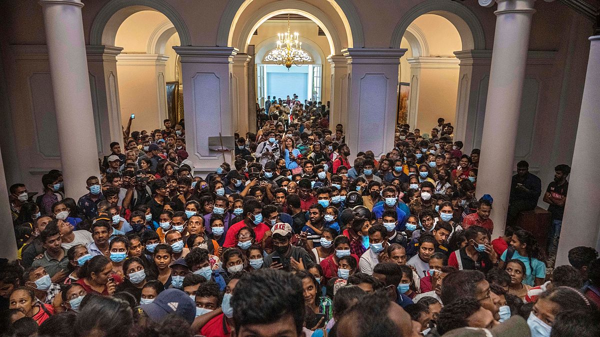 La gente se agolpa en la residencia oficial del presidente Gotabaya Rajapaksa por segundo día tras su asalto en Colombo, Sri Lanka, el 11 de julio de 2022.