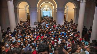 La gente se agolpa en la residencia oficial del presidente Gotabaya Rajapaksa por segundo día tras su asalto en Colombo, Sri Lanka, el 11 de julio de 2022.