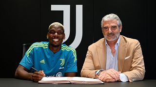 Paul Pogba firma il contratto con Maurizio Arrivabene, Amministratore Delegato della Juventus.