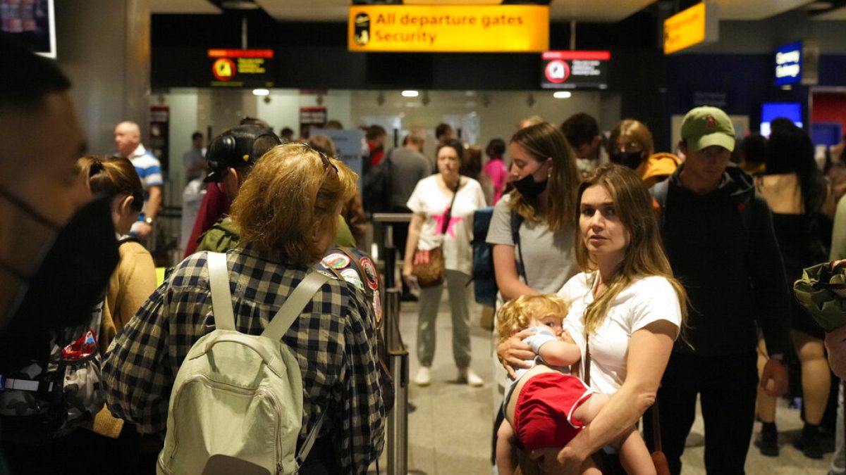 Londra Heathrow Havaalanı, seayahat kaosunun yaşandığı havaalanlarının başında geliyor