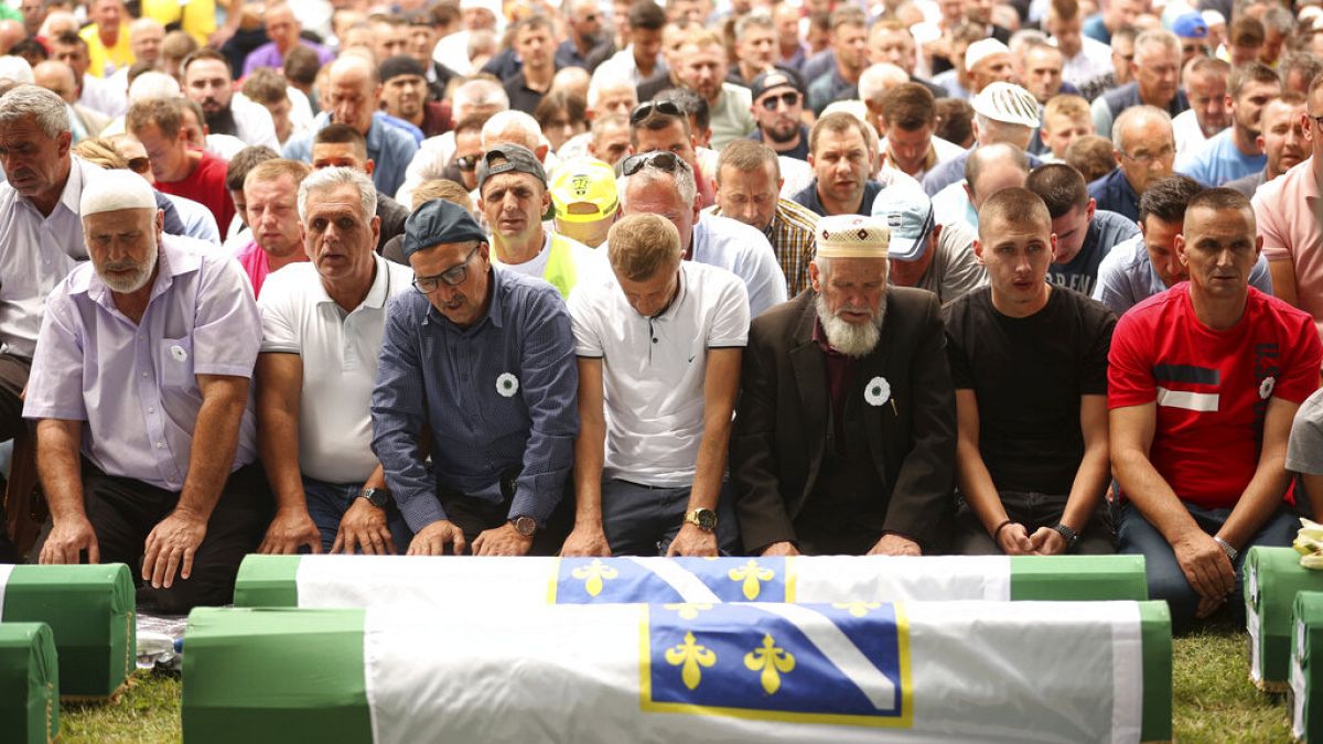 Prières devant les cercueils à Srebrenica (11/07/2022)