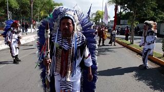 Mexikói táncosok a chapalai templom felé vezető úton, ahol a misét tartják