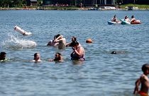 مردم در دریاچه مکبرید در سولون، آیووا، شنا می کنند.