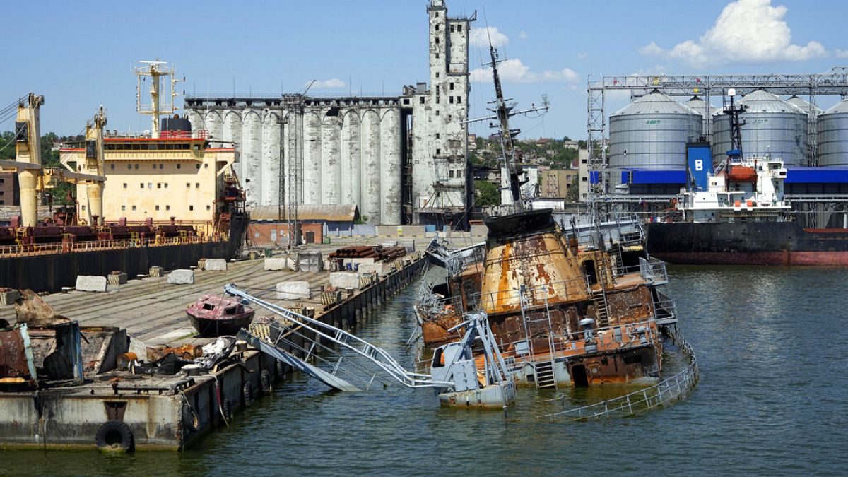 Μισοβυθισμένο ουκρανικό πολεμικό πλοίο στο κατεχόμενο λιμάνι της Μαριούπολης