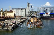 Μισοβυθισμένο ουκρανικό πολεμικό πλοίο στο κατεχόμενο λιμάνι της Μαριούπολης