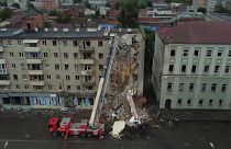 Edificio derruído por un proyectil ruso en una calle de la ciudad de Járkov