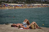 Отдыхающие на пляже в Барселоне