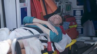 Un enfermo viaja en el tren hospital habilitado para sacar a heridos del Donbás