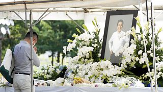 Un homme rend hommage à l'ancien premier ministre japonais Shinzo Abe devant le temple où s'est tenu son office funéraire, Tokyo le 11 juillet 2022