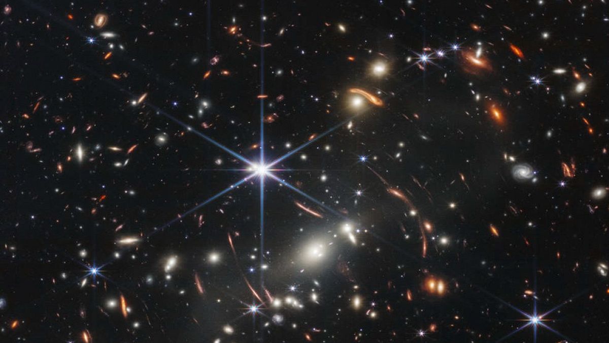 أعمق صورة للكون على الإطلاق يتمّ التقاطها بالأشعة تحت الحمراء، ظهرت فيها بعدسة التلسكوب الفضائي جيمس ويب آلاف المجرات التي تشكّلت بعيد الانفجار العظيم قبل أكثر من 13 مليار سنة