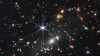 أعمق صورة للكون على الإطلاق يتمّ التقاطها بالأشعة تحت الحمراء، ظهرت فيها بعدسة التلسكوب الفضائي جيمس ويب آلاف المجرات التي تشكّلت بعيد الانفجار العظيم قبل أكثر من 13 مليار سنة