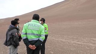 Policía en el geoglifo de Paracas investigando los hechos
