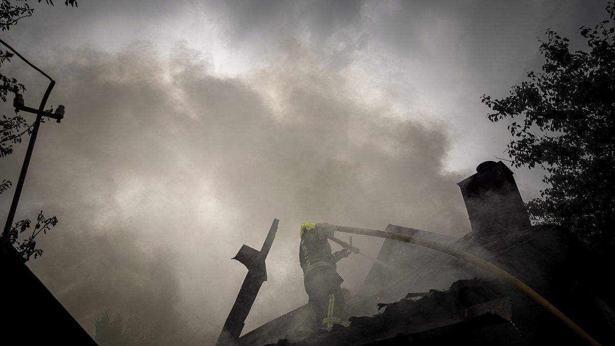 Пожарные борются с огнем после удара по Харькову