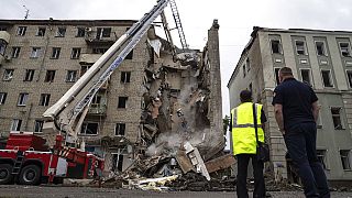 Спасатели разбирают завалы разрушенного при обстреле российскими силами здания. Харьков, 11 июля 2022 г.