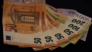 أوراق نقدية باليورو من فئة الـ50 والـ100 والـ200 والـ500.