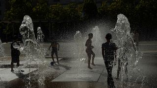 أطفال يلهون بالماء خلال موجة الحر في بامبلونا، شمال إسبانيا