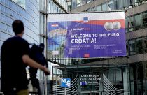 Avrupa Birliği Maliye Bakanları, Hırvatistan'ın euro para birimine geçişine onay verdi. Brüksel'de AB kurumlarına Hırvatistan'a euro'ya hoş geldin dövizleri asıldı